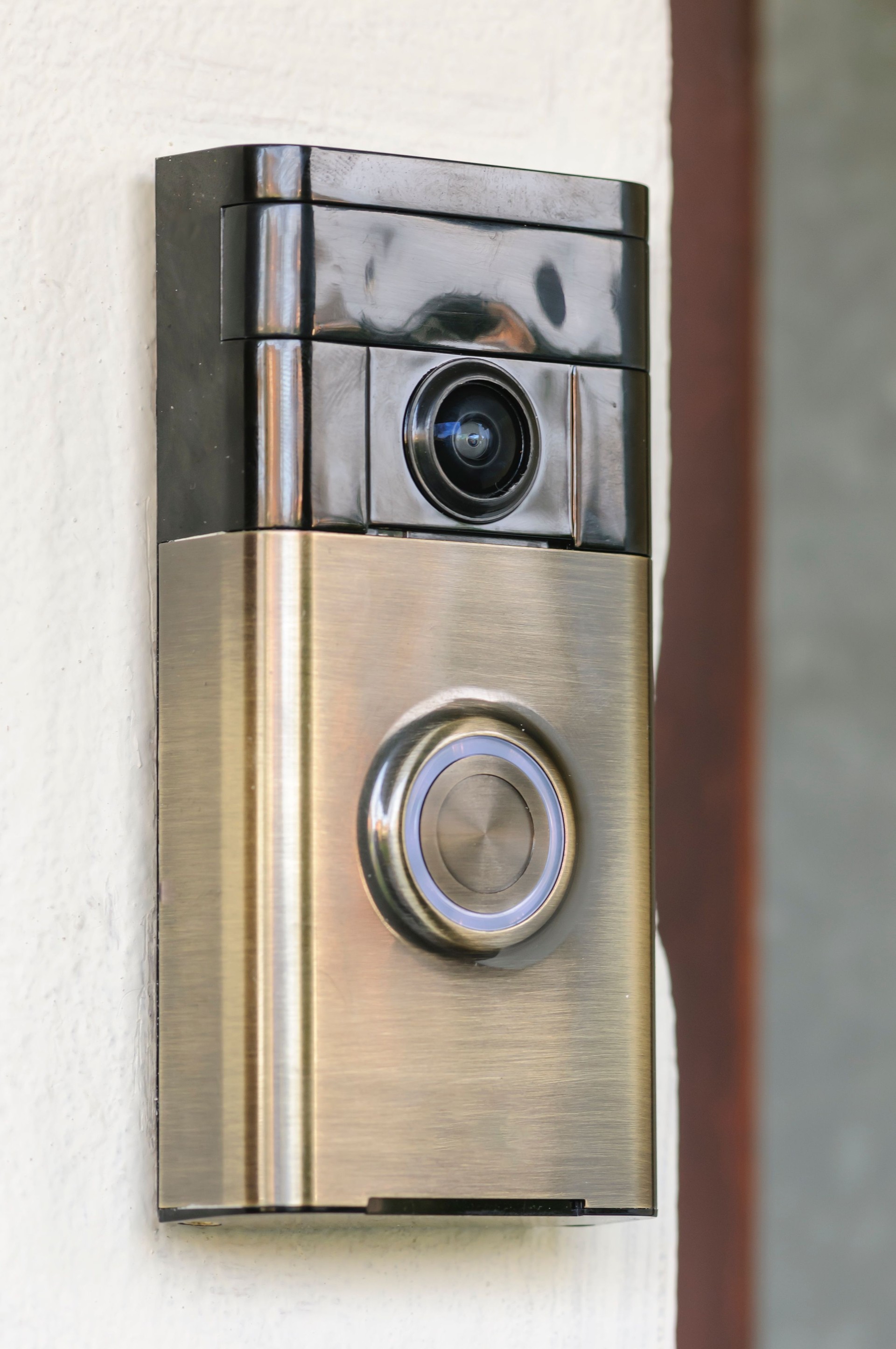 Internet video doorbell which records video of movement and alerts users via their smartphone